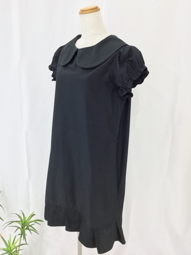 パフスリーブ＆裾フリルが上品な可愛さを演出する 半袖のシンプルなAライン丸襟リトルブラックドレス。一点もの コットン100％ オールシーズン
